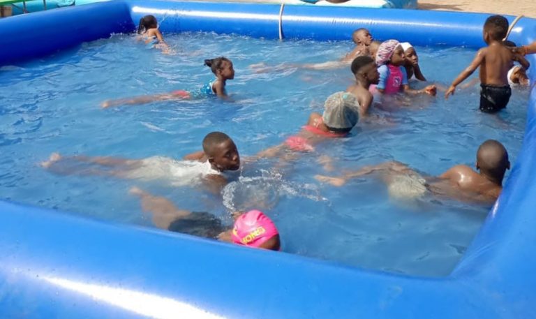 Inflatable flat swimming pool
